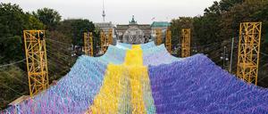 Die Kunstinstallation „Visions in Motion“ des US-amerikanischen Künstlers Patrick Shearn ist auf der Straße des 17. Juni vor dem Brandenburger Tor zu sehen.