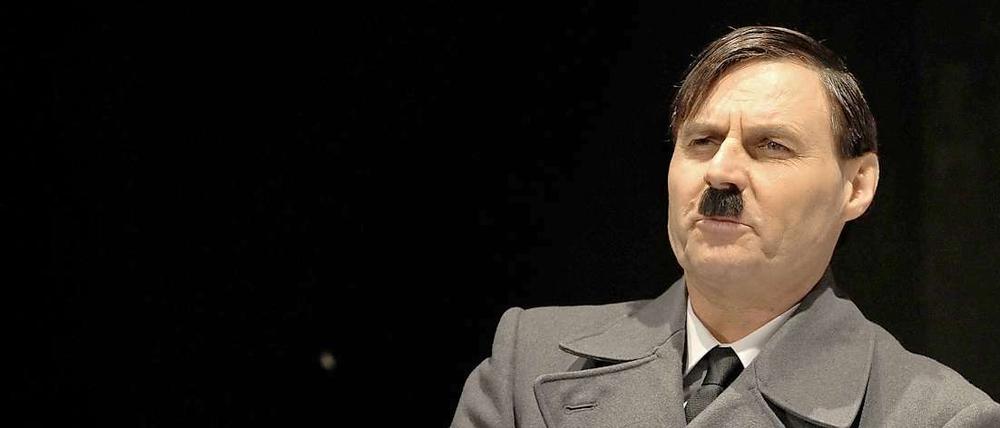 Mit Bart: GSZS-Star Wolfgang Bahro als Theater-Hitler.
