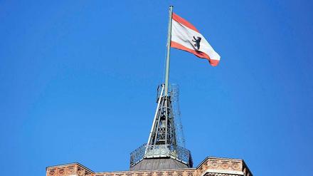 Den Bären auf der Flagge: Fahne auf dem Roten Rathaus.