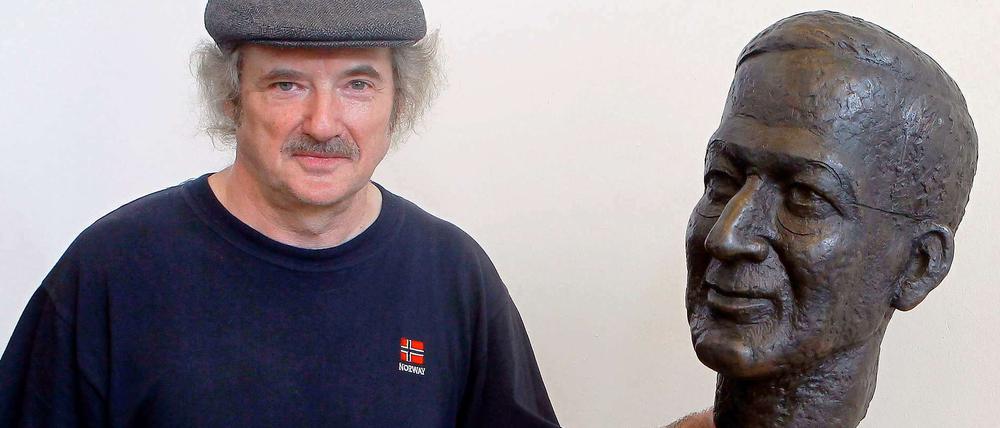Bildhauer Siegfried Wehrmeister vor seiner wiederhergestellten Büste von Alfred Döblin