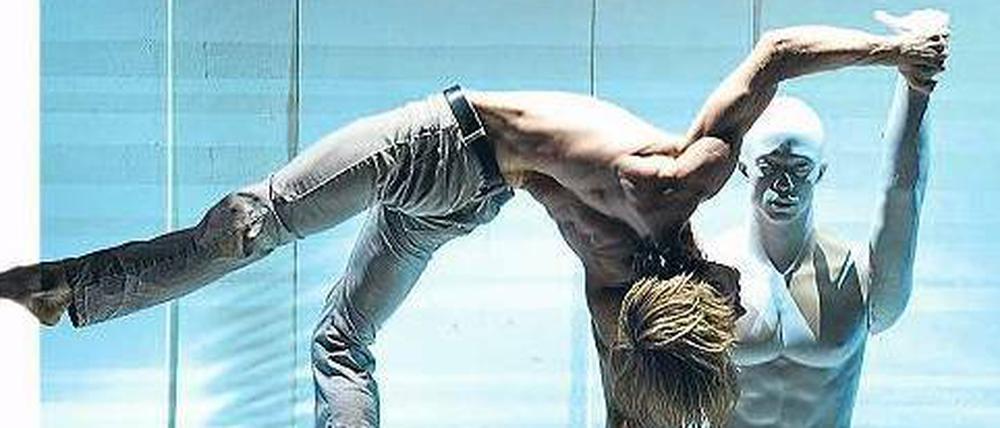 Der Akrobat ist in der von Eike von Stuckenbrock entwickelten Show „Dummy“ ab heute im Chamäleon zu sehen.