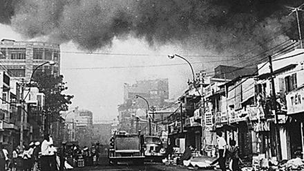 Der Angriff auf Saigon stellte die zweite Phase der bisher umfangreichsten kommunistischen Offensive seit Beginn des Vietnam-Krieges dar. Sie wurde mit dem Überfall von Vietcong-Verbänden und nordvietnamesischen Truppen auf insgesamt sieben südvietnamesische Städte eingeleitet. Das Foto zeigt Saigon unter einer schwarzen Rauchwolke.