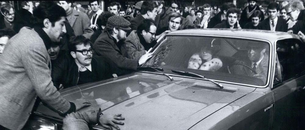 Nach einer friedlichen Sitzdemonstration von bis zu 1000 Teilnehmern vor der griechischen Militärmission kam es am Nachmittag des 3. Februar 1968 auf dem Kurfürstendamm zu stundenlangen Verkehrsbehinderungen und teilweise massiven Zusammenstößen von Teilnehmern einer  wilden "Demonstration" und Polizisten .