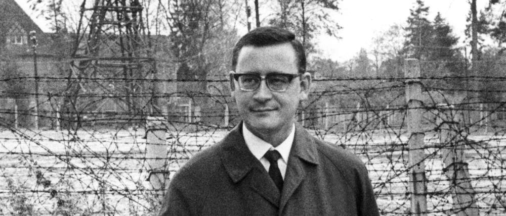 Klaus Schütz war fast 10 Jahre lang Regierender Bürgermeister von West-Berlin - von 1967 bis 1977. Auf dem Foto sieht man ihn 1967 vor dem Stacheldrahtzaun, der die Westberliner Enklave Steinstücken umgab.
