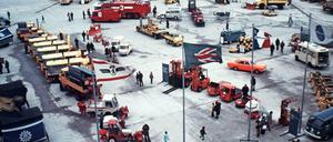 Das Foto zeigt Besucher einer Ausstellung auf dem Flughafen Tegel 1977