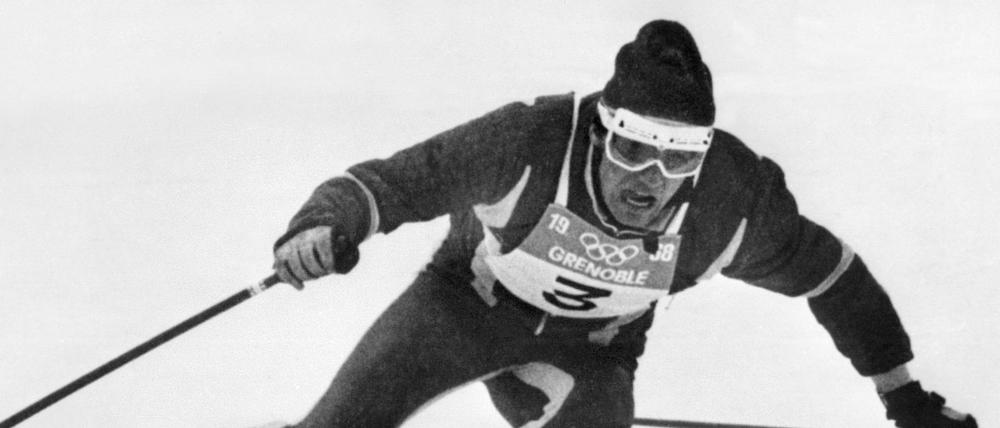Jean-Claude Killy am 12. Februar 1968 beim zweiten Durchgang des Riesenslaloms. Die Abfahrt hatte er bereits gewonnen, wenige Tage später komplettierte er mit dem Sieg im Slalom seine Goldmedaillensammlung. Nicht zuletzt wegen des Triumphes bei den Olympischen Spielen in Grenoble wurde er später, 1999, zu Frankreichs Sportler des Jahrhunderts gewählt.