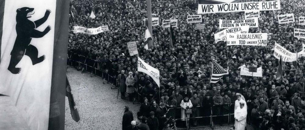 Am 21. Februar 1968 fand auf dem John-F.-Kennedy-Platz vor dem Rathaus Schöneberg eine Kundgebung stand. Es sprachen dort der Regierende Bürgermeister Schütz, der Berliner DGB-Vorsitzende und Parlamentspräsident Sickert sowie mehrere Vertreter der Parteien und Jugendorganisationen.