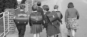 Schulkinder auf dem Weg zur Schule in den 60er Jahren