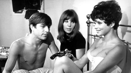 Uschi Glas (r.) zusammen mit ihrem Schauspielerkollegen Werner Enke und Regisseurin May Spiels 1967 bei Dreharbeiten für den Film "Zur Sache Schätzchen".