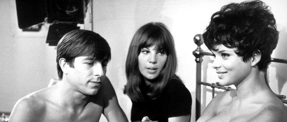 Uschi Glas (r.) zusammen mit ihrem Schauspielerkollegen Werner Enke und Regisseurin May Spiels 1967 bei Dreharbeiten für den Film "Zur Sache Schätzchen".