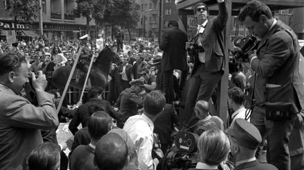 Auseinandersetzungen zwischen Polizei und Studenten wie 1967 bei der Anti-Schah-Demo vor dem Schöneberger Rathaus wurden weniger