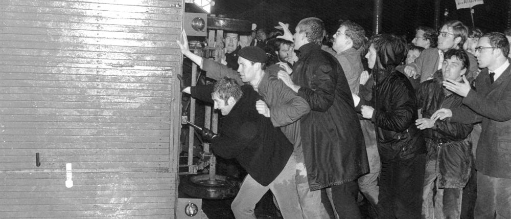 Am Abend des 13.4.1968 versuchten Demonstranten in Frankfurt die Ausgänge der Societäts-Druckerei zu verbarrikadieren, um die Auslieferung der Zeitung der Bild-Zeitung zu verhindern. Die Demonstrationen, die das ganze Osterwochenende anhielten, richteten sich gegen die Bild und den Axel-Springer-Verlag, der vom SDS als "Zentrum der systematischen Hetzkampagne gegen politische Minderheiten" bezeichnet wurde.