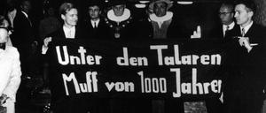"Unter den Talaren Muff von 1000 Jahren" ist zu lesen auf einem Spruchband 1967 zu lesen. In einer Protestaktion forderten Studenten während des Rektorenwechsels lautstark in Sprechchören die Beschleunigung der Hochschulreform.