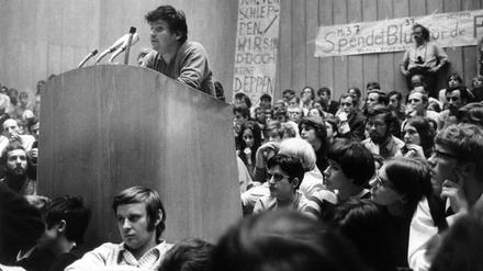Ende Juni 1968 spricht der aus Frankreich ausgewiesene Studentenführer Daniel Cohn-Bendit vor rund 2000 Studenten im Auditorium Maximum an der Freien Universität Berlin. Er rief den Studenten zu: "Das ist nicht nur euer Kampf, sondern auch der Kampf der Nicht-Priviligierten".