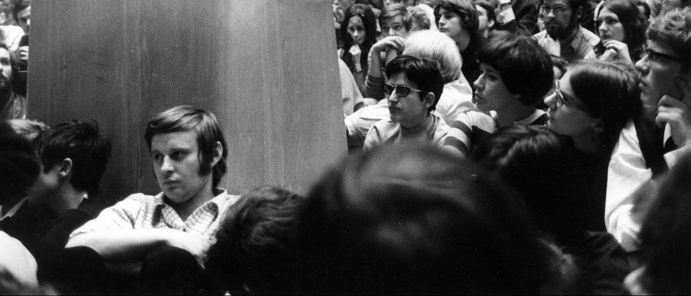 Ende Juni 1968 spricht der aus Frankreich ausgewiesene Studentenführer Daniel Cohn-Bendit vor rund 2000 Studenten im Auditorium Maximum an der Freien Universität Berlin. Er rief den Studenten zu: "Das ist nicht nur euer Kampf, sondern auch der Kampf der Nicht-Priviligierten".
