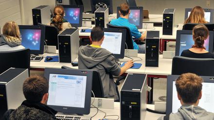 Computer sind heute auch aus dem universitären Alltag nicht mehr wegzudenken. Auf dem Fotos sieht man Studenten an der Fakultät für Informatik am Karlsruher Institut für Technologie.