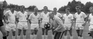 Der Trainer vom Fußball-Bundesligisten Hertha BSC, Helmut Kronsbein (vorne), aufgenommen beim offiziellen Fototermin für die Saison 1968/1969 mit einem Teil seiner Mannschaft. Torwart Gernot Fraydl links im Bild.