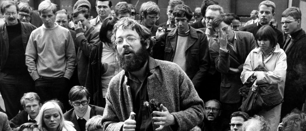 Einen Tag nach seiner Verurteilung in Abwesenheit wurde Fritz Teufel am 19.9.1968 in München verhaftet. Das Foto zeigt ihn 1967 bei einer Sitzdemonstration in Frankfurt am Main.