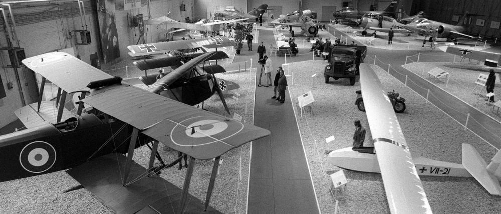 Im Hangar des ehemaligen Flugplatzes der britischen Royal Air Force in Berlin-Gatow stehen historische Flugzeuge und werden von Besuchern betrachtet. Die Maschinen gehören zum Luftwaffenmuseum der Bundeswehr und sollen den Besuchern und Soldaten einen Überblick über die Geschichte der deutschen Militärluftfahrt geben. Die Aufnahme stammt von 1996.