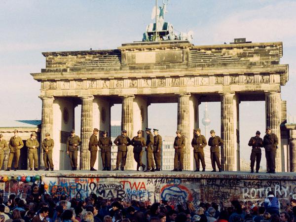 DDR-Grenzer halten die Mauer vorm Brandenburger Tor besetzt. Als sich am späten Nachmittag wieder mehrere zehntausend Menschen vor der Mauer versammeln, werden sie von West-Berlins Polizeipräsident Schertz gebeten, die Mauer zu ihrer eigenen Sicherheit zu verlassen. Die Polizei wird eine erneute Besetzung des Betonwalls durch die Berliner verhindern.