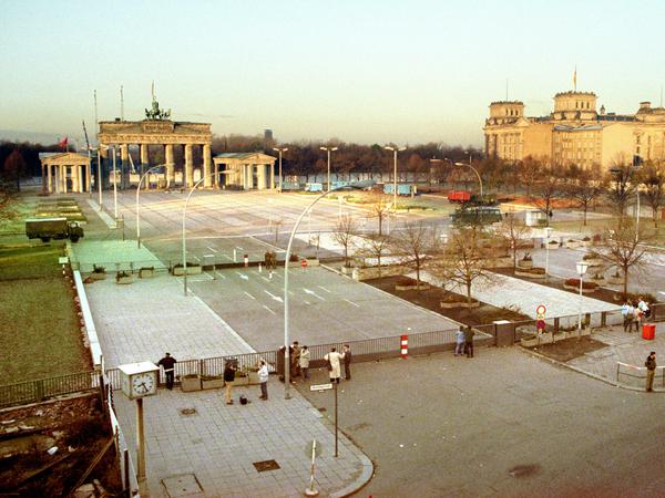 Das Brandenburger Tor und der Pariser Platz sind seit 28 Jahren Sperrgebiet. Sie liegen mitten im Mauerstreifen und können von Ost- und West-Berlinern nur aus der Ferne betrachtet werden. In der Nacht zum 10. November 1989 werden sich die Berliner ihr Wahrzeichen zurück erobern.