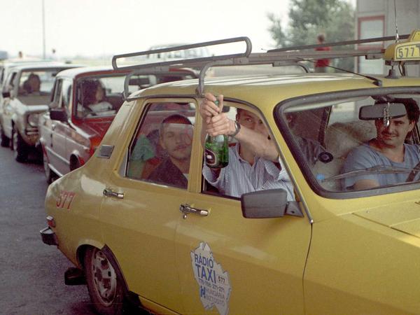 Seit die ungarische Regierung am 11. September 1989 die Grenze zu Österreich geöffnet hat, sind zehntausende DDR-Bürger in den Westen geflohen. Am 20. Oktober bietet ihnen die DDR-Regierung die Rückkehr an und will ihnen dabei gar "im Rahmen des Möglichen" behilflich sein.