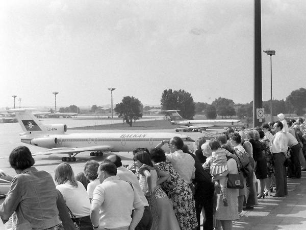 Reisefreiheit gehört zu den zentralen Forderungen der DDR-Bürger im Wendeherbst 1989. Hier sieht man ein beliebtes Ausflugsziel - den Flughafen Schönefeld. Beim Anblick der Flugzeuge kann man sich an fremde Orte träumen. 