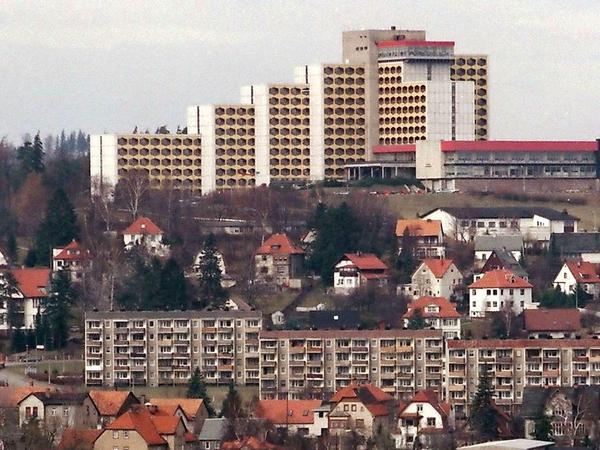 Das FDGB Ferienheim "August Bebel" (heute Berghotel) in Friedrichroda. Der überdimensionierte, markante Bau wurde 1980 am Rand des kleinen thüringischen Luftkurortes bei Gotha errichtet. Bis 1989 war sein Besuch privilegierten DDR-Bürgern und ausländischen Besuchern vorbehalten. 