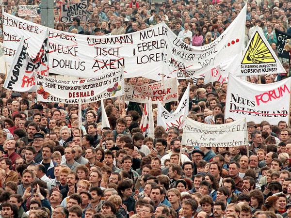 In Berlin demonstrieren eine halbe Million Menschen zum Alexanderplatz. Es ist die größte Kundgebung in der Geschichte der DDR.