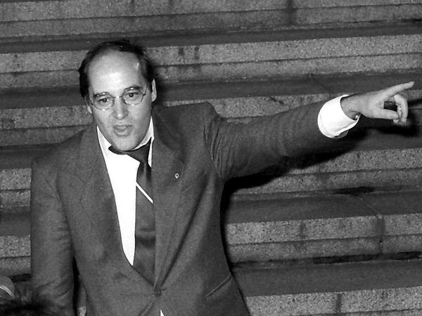 Ein Aufsteiger im Wendeherbst 1989: Gregor Gysi - hier auf einer Kundgebung am 8. November - ist einer der wenigen freien Rechtsanwälte in der DDR. Er setzt sich für Systemkritiker und Ausreisewillige ein und fordert die Anerkennung des Neuen Forums. 