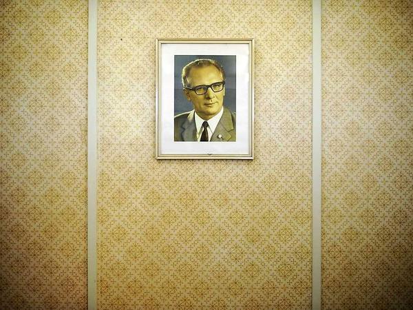Um den DDR Staats- und Parteichef Erich Honecker wird es einsam.