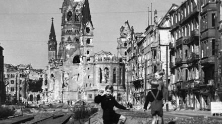 Spielen in Ruinen: Berlin in den Nachkriegsjahren.