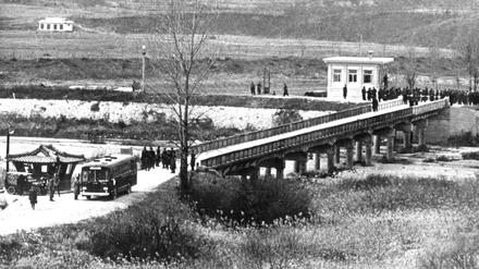 An der Grenze zwischen Nord- und Südkorea. Unser Bild entstand im Jahr 1968 und zeigt die "Brücke ohne Wiederkehr" am 38. Breitengrad, die Demarkationslinie zwischen Nord- und Südkorea bei Panmunjom.