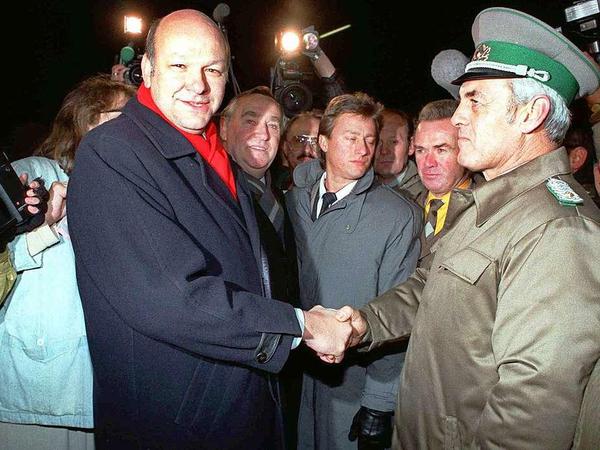Walter Momper, Regierender Bürgermeister von West-Berlin, grüßt einen DDR-Grenzsoldaten am Übergang Invalidenstraße. Dort wird Momper in der Nacht mit "Walter! Walter!"-Rufen begrüßt. Das Bild entstand aber erst am 13. November 1989.