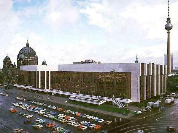 Palast der Republik. Seit seiner Eröffnung 1976 tagte hier im Kleinen Saal das Parlament der DDR, die Volkskammer.