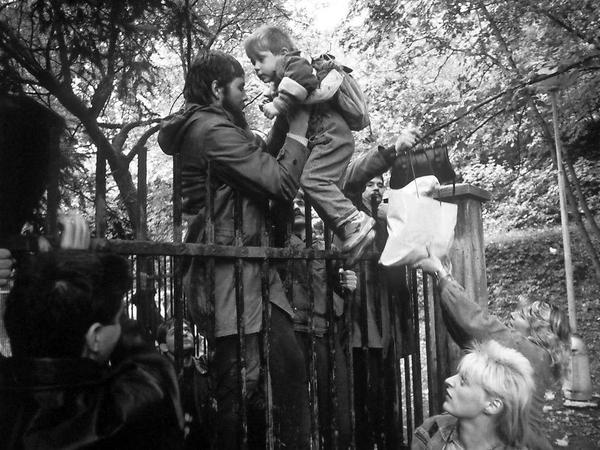 Die Bilder von den Prager Botschaftsflüchtlingen gingen um die Welt. Hier fliehen Ende September DDR-Bürger auf das bundesdeutsche Botschaftsgelände. Nun fordern auch die Menschen in der Tschechoslowakei Reformen.