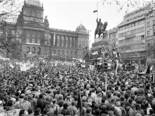Es ist die größte Demonstration in der Geschichte der Tschechoslowakei. Am 20. November 1989 fordern mehr als 200.000 Menschen in Prag Reformen und den Rücktritt von KP-Chef Miloš Jakeš. In der CSSR beginnt in diesen Tagen die so genannte Samtene Revolution.