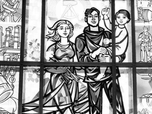 So stellt sich die DDR-Führung die glückliche Familie im Sozialismus vor. Glasmalereien von Walter Womacka am ehemaligen Staatsratsgebäude in Berlin-Mitte. 