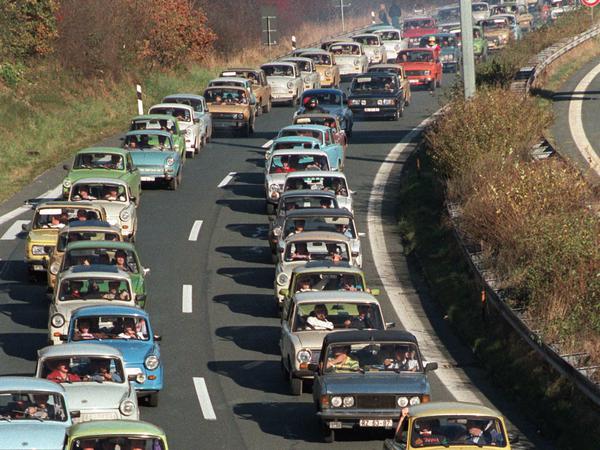 An den innerdeutschen Grenzen staut sich der Verkehr zum Teil kilometerweit. Neue Übergänge müssen geschaffen werden.