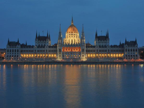 Das neogotische Parlamentsgebäude in Budapest wird Schauplatz der Proklamation der Republik Ungarn.