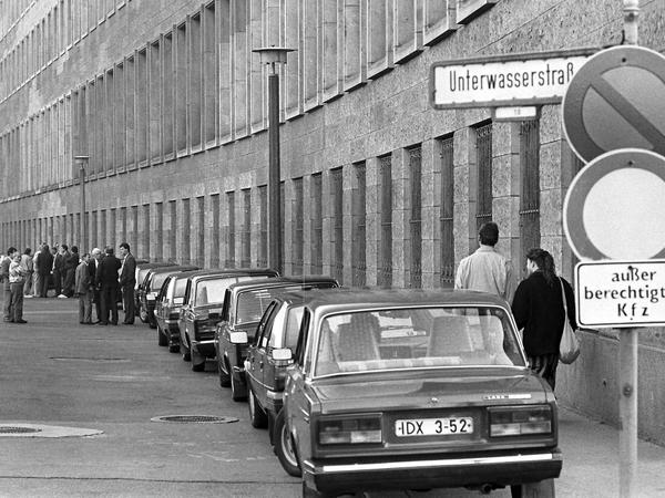 Im Haus am Werderschen Mark - seit 1999 sitzt dort das Bundesaußenministerium - tagt seit 1959 das ZK der SED. Am 18. Oktober tritt hier Erich Honecker aus "gesundheitlichen Gründen" zurück. Am Tag zuvor hatte ihn das Politbüro entmachtet.