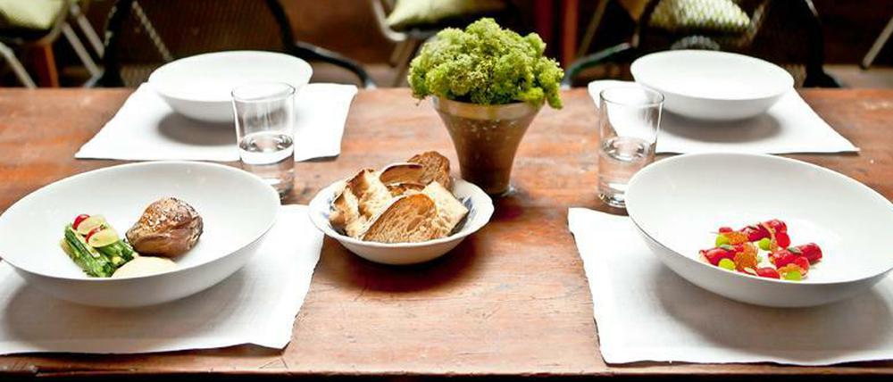 Gedeckter Tisch: Brot, Spargel, Süßes - eine gewagte Kombination. 