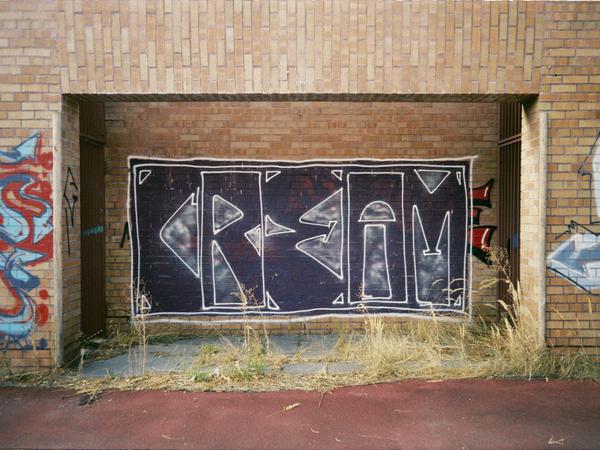 Auf einem Fußballplatz in Kreuzberg hat Kai seine fünf Buchstaben hinterlassen.