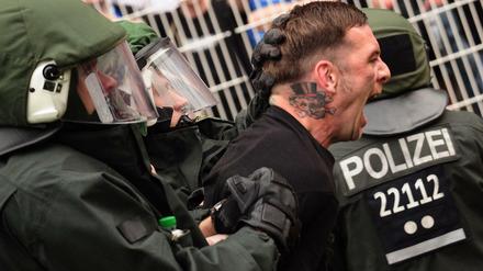 Die deutsche Polizei führt Hooligans in der Datei „Gewalttäter Sport“. Sie ist umstritten, da auch Unbeteiligte aufgenommen werden können.