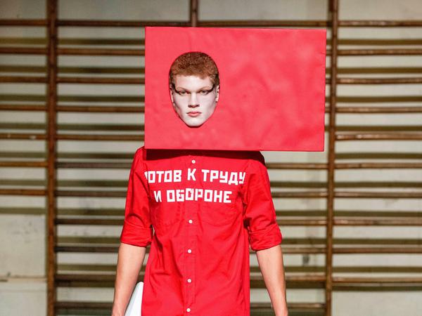 Die Entwürfe des russischen Designers Gosha Rubchinskiy (hier die Sommerkollektion 2016) gelten als Inbegriff der Post-Sowjet-Mode.