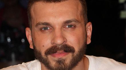 Edin Hasanović, 28, ist ein deutsch-bosnischer Schauspieler, der in Berlin lebt.