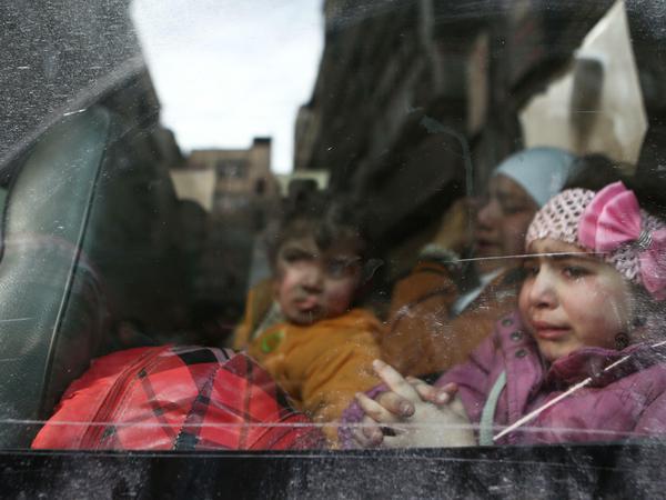 Kinder weinen in einem Fahrzeug vom Roten Kreuz in Syrien bei der Evakuierung aus der Rebellen-Region um Ost-Ghouta.