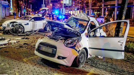 Zwei Autos stehen nach einem Zusammenstoß in Stuttgart am Straßenrand, bei dem zwei Menschen ums Leben gekommen sind (Archivbild). 