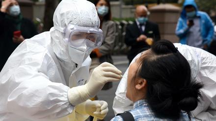 China hat mit drastischen Maßnahmen wie Massentests für Millionen Einwohner die Pandemie einigermaßen im Griff.