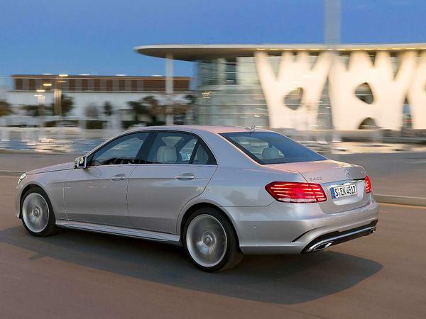 Vorne und hinten bietet Mercedes nun auch Voll-LED-Scheinwerfer an. Durch das eigenständige Ausblenden des Gegenverkehrs sind diese nicht nur optisch ein Gewinn.